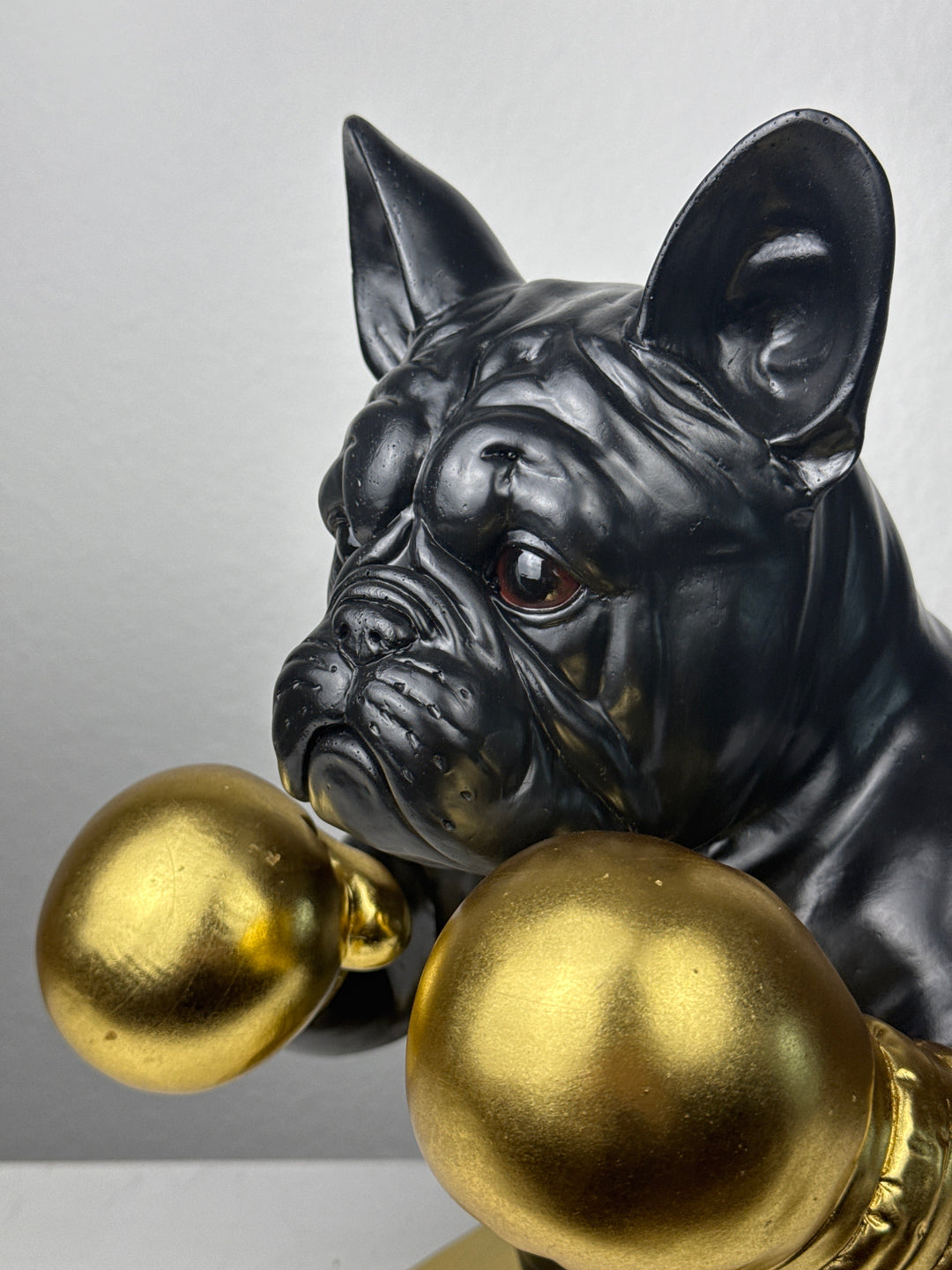 Boxender Bulldogge Statue (Schwarz & Gold Pop Art Skulptur)