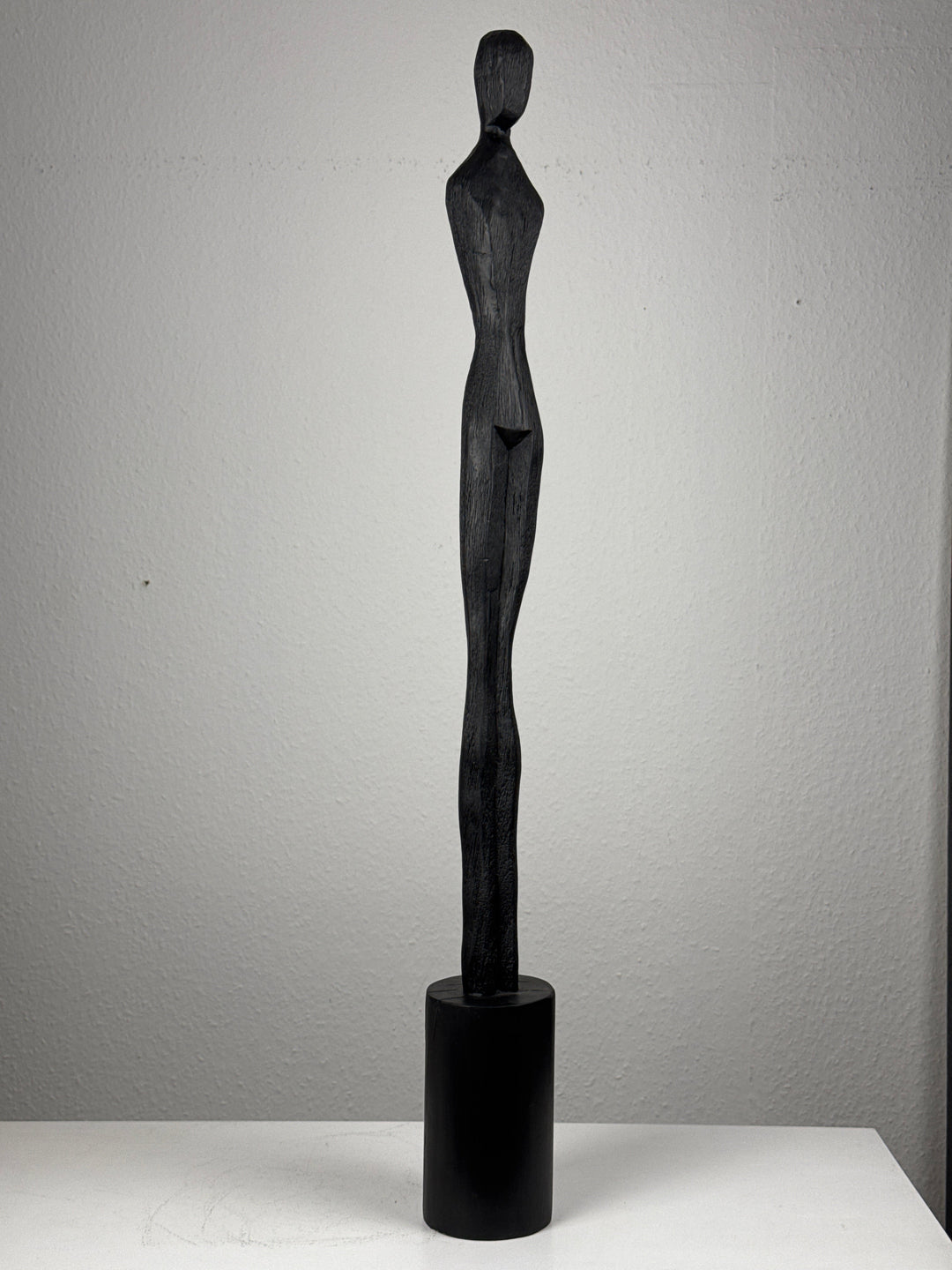 Minimalistische Frauenskulptur in Schwarz – Schlanke Eckstatue