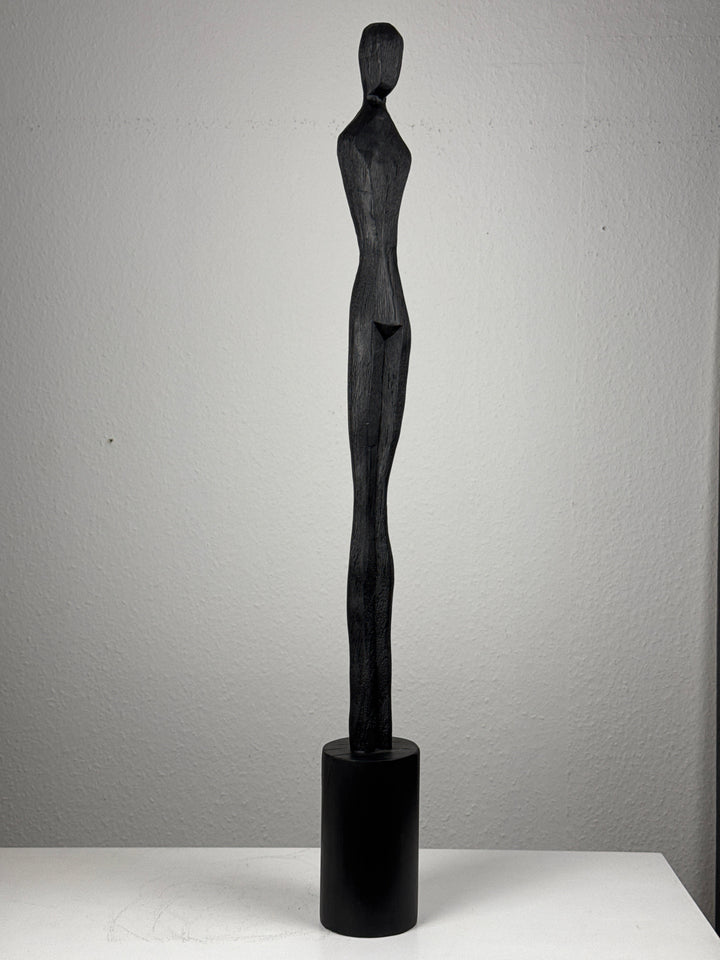 Minimalistische Frauenskulptur in Schwarz – Schlanke Eckstatue