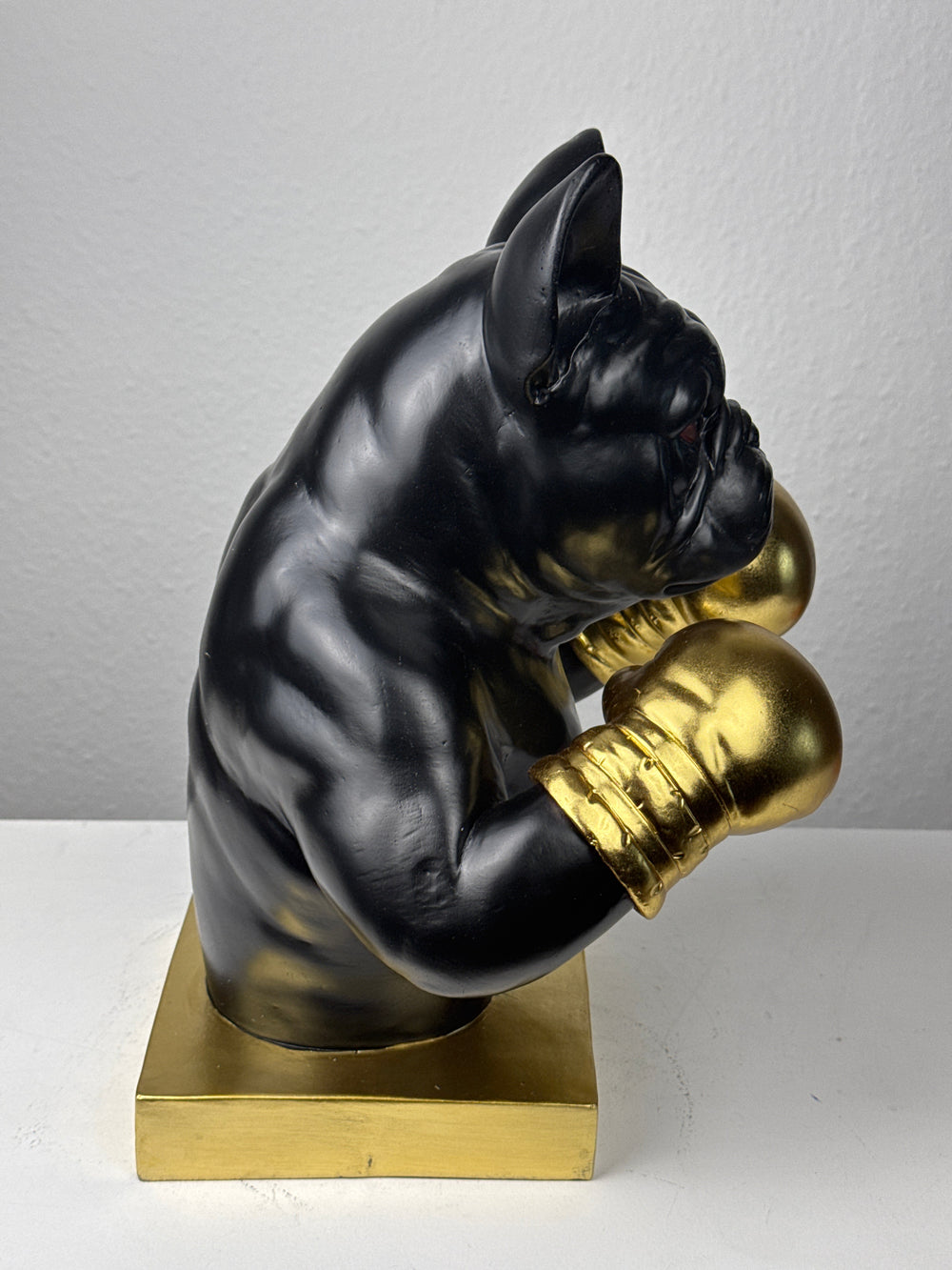 Boxender Bulldogge Statue (Schwarz & Gold Pop Art Skulptur)
