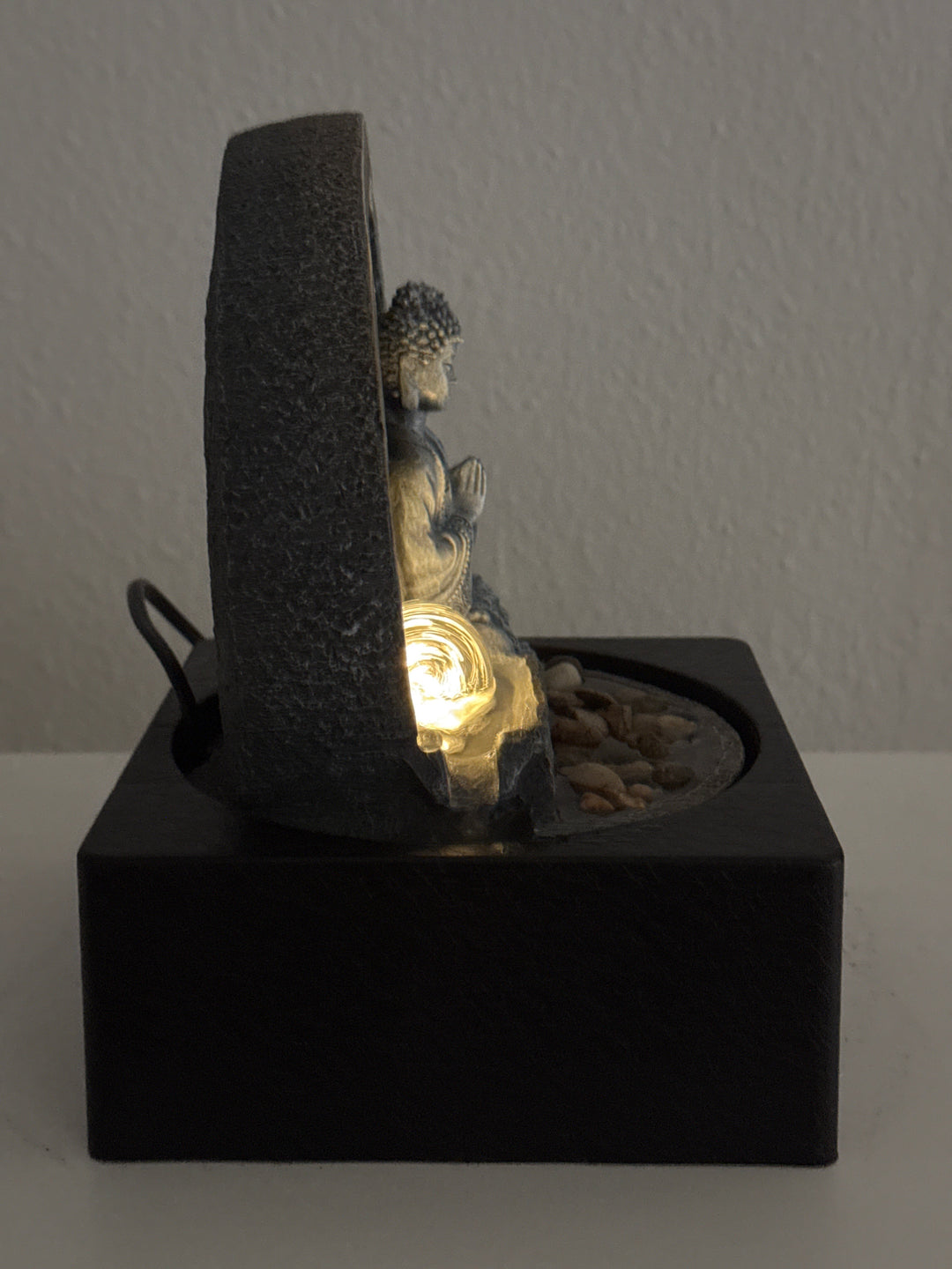 Buddha Brunnen für Innen – Zen Ruhe mit Licht und Wasserfluss