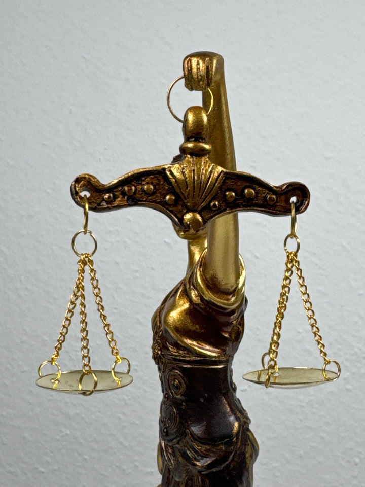 Justitia Skulptur – Symbol für Recht und Gerechtigkeit (Klein, Patinierte Bronzefigur)