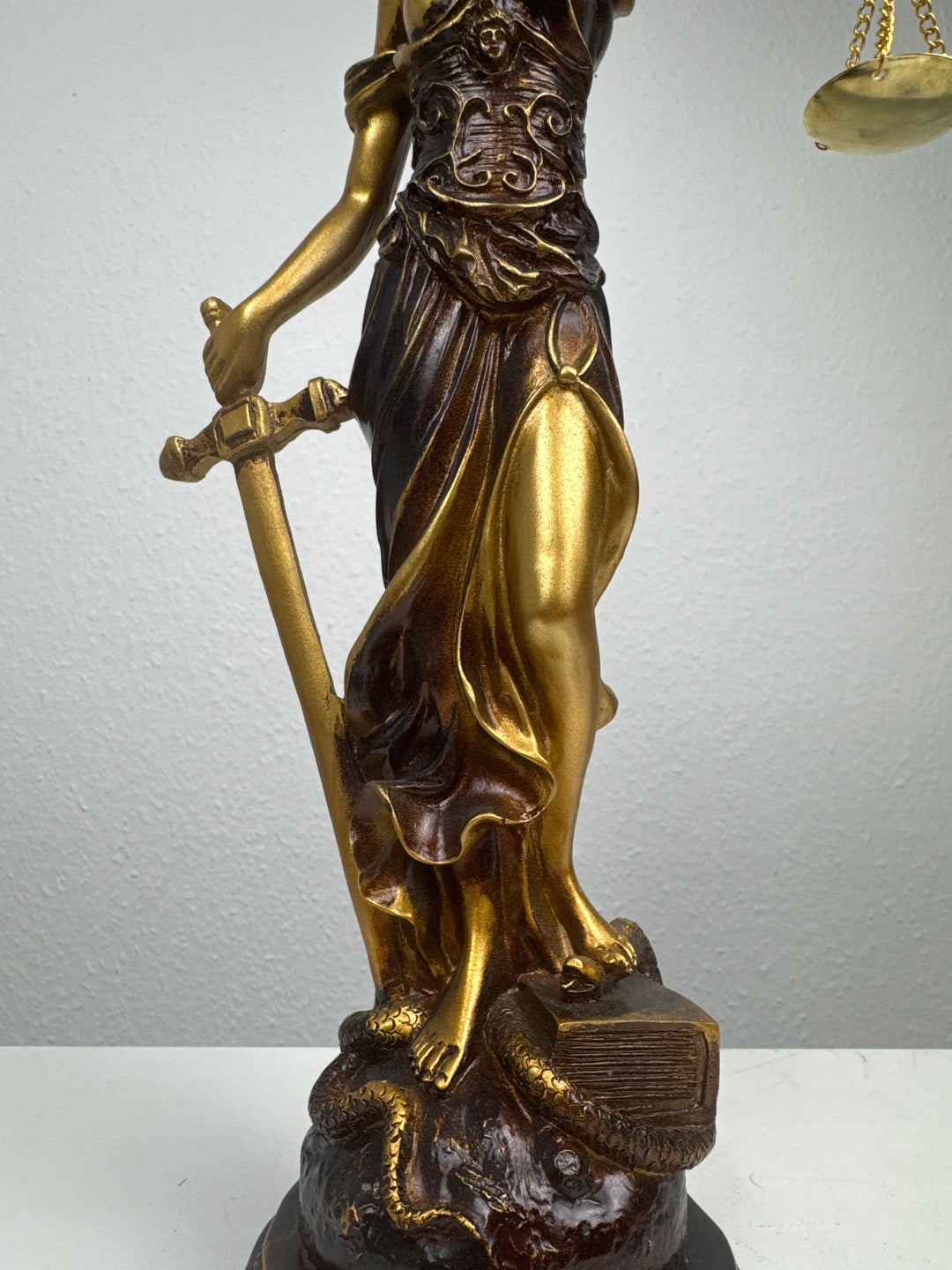 Justitia Skulptur – Symbol für Recht und Gerechtigkeit (Patinierte Bronzefigur)