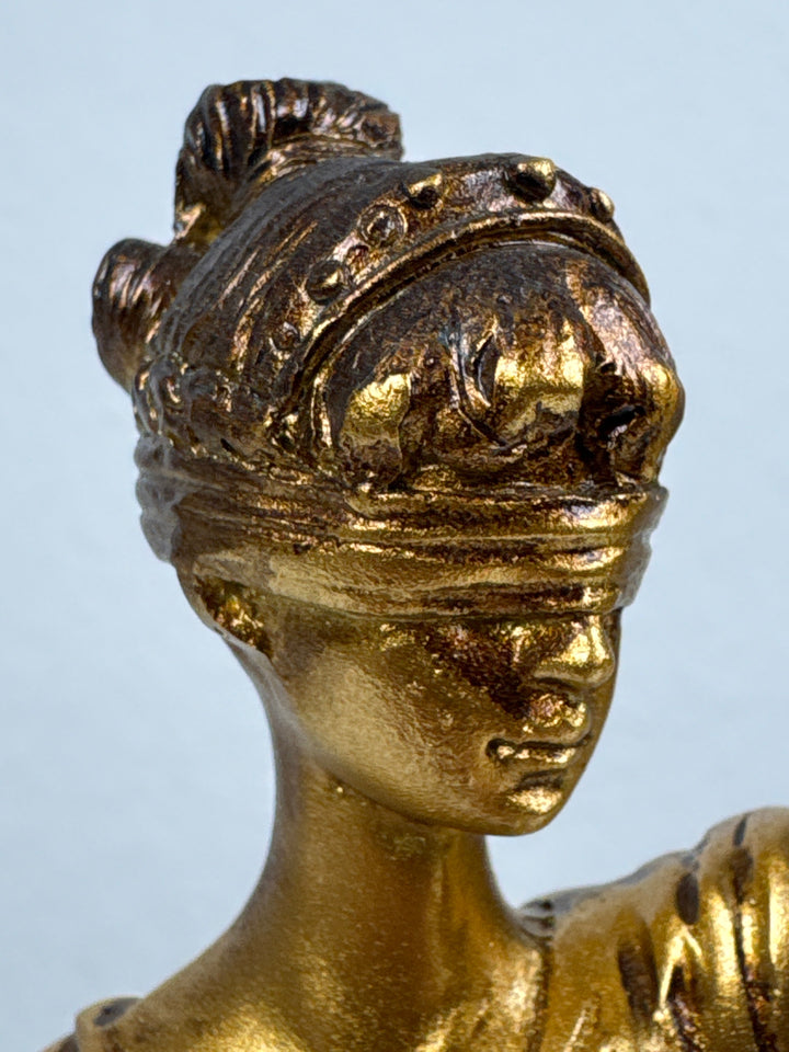 Justitia Skulptur – Symbol für Recht und Gerechtigkeit (Klein, Patinierte Bronzefigur)