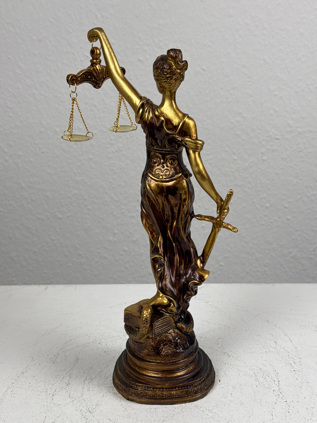 Justitia Skulptur – Symbol für Recht und Gerechtigkeit (Klein, Patinierte Bronzefigur)