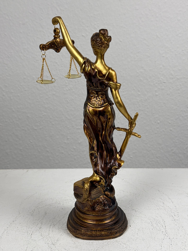 Justitia Skulptur – Symbol für Recht und Gerechtigkeit (Klein, Patinierte Bronzefigur)
