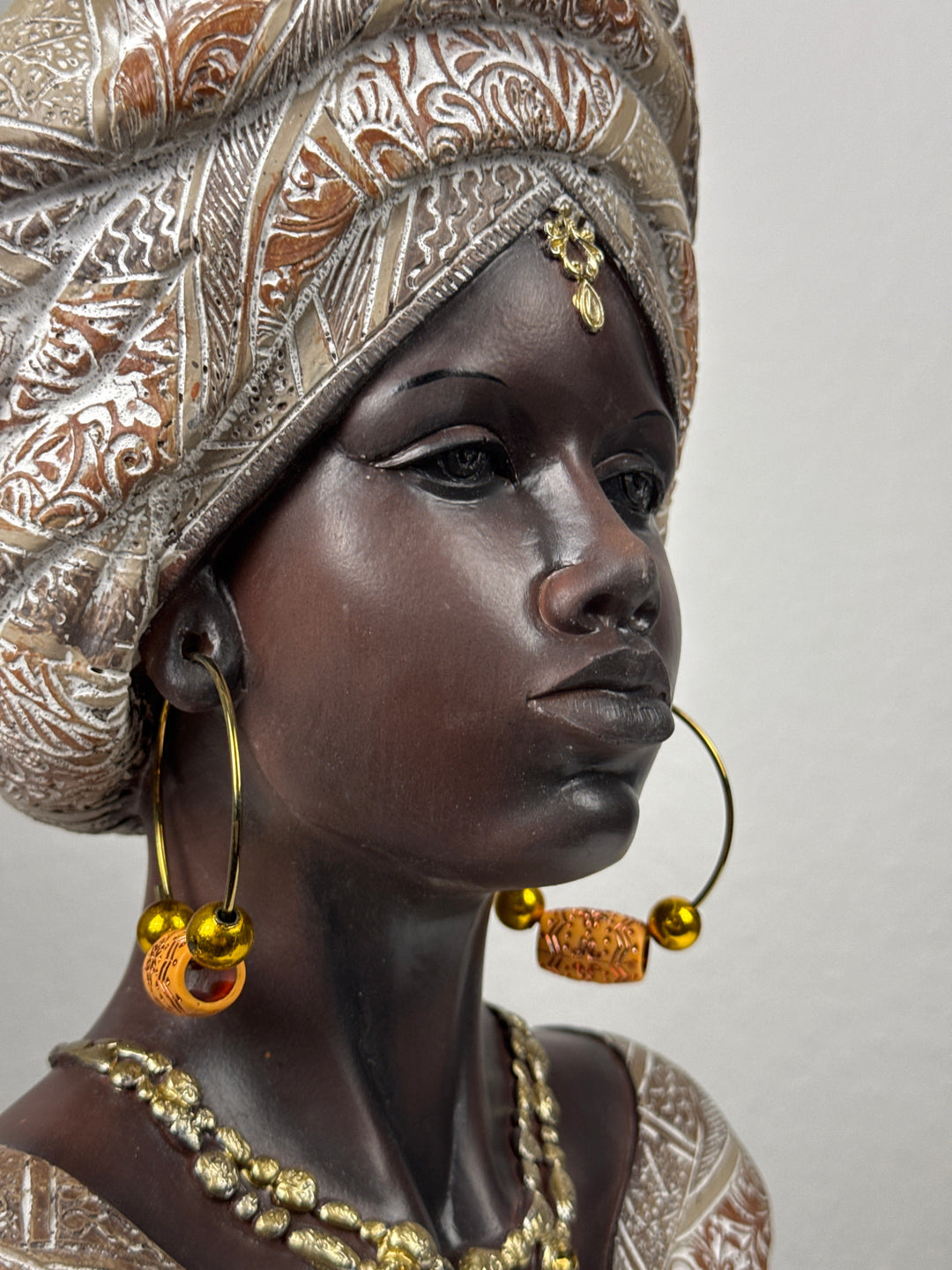 Afrikanische Dame Büste in Weiss und Gold