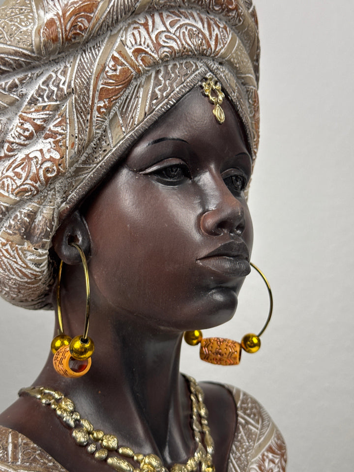 Afrikanische Dame Büste in Weiss und Gold