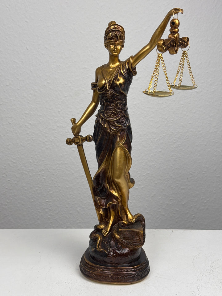Justitia Skulptur – Symbol für Recht und Gerechtigkeit (Patinierte Bronzefigur)