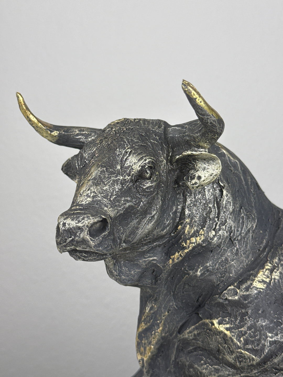Stier Statue im kraftvollen Angriff (Messing Schwarzfinish)