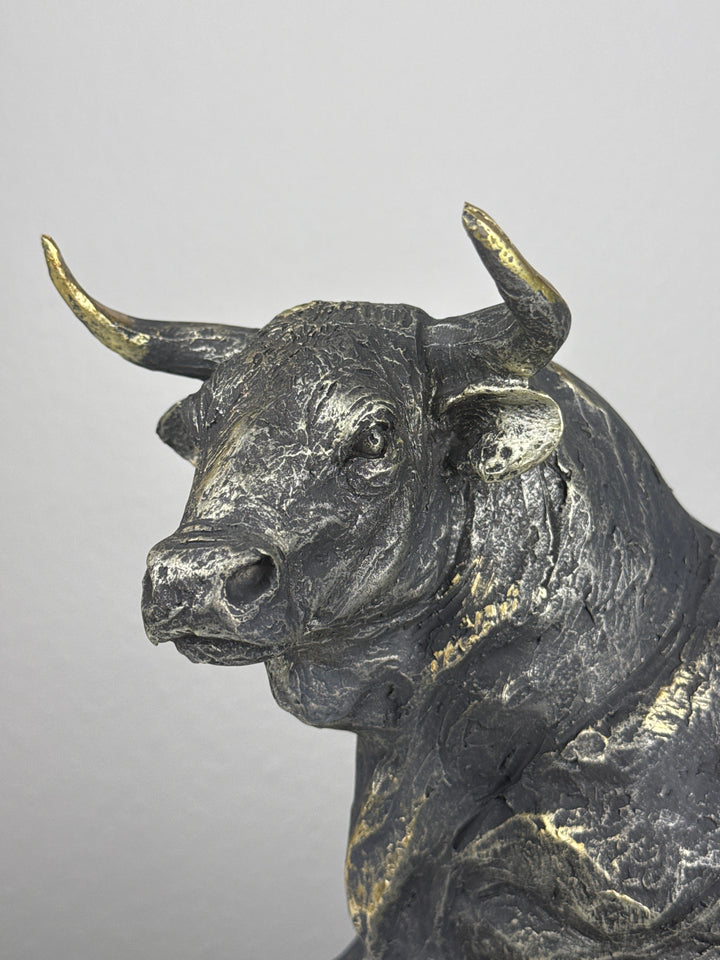 Stier Statue im kraftvollen Angriff (Messing Schwarzfinish)