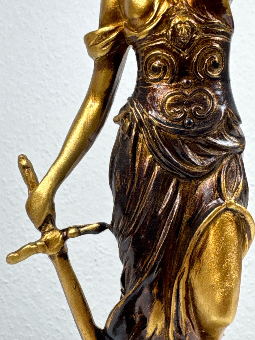 Justitia Skulptur – Symbol für Recht und Gerechtigkeit (Klein, Patinierte Bronzefigur)