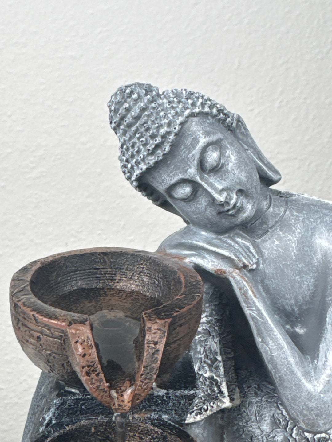 Buddha Innenbrunnen – Zen Ruhe mit Licht und Wasserfluss