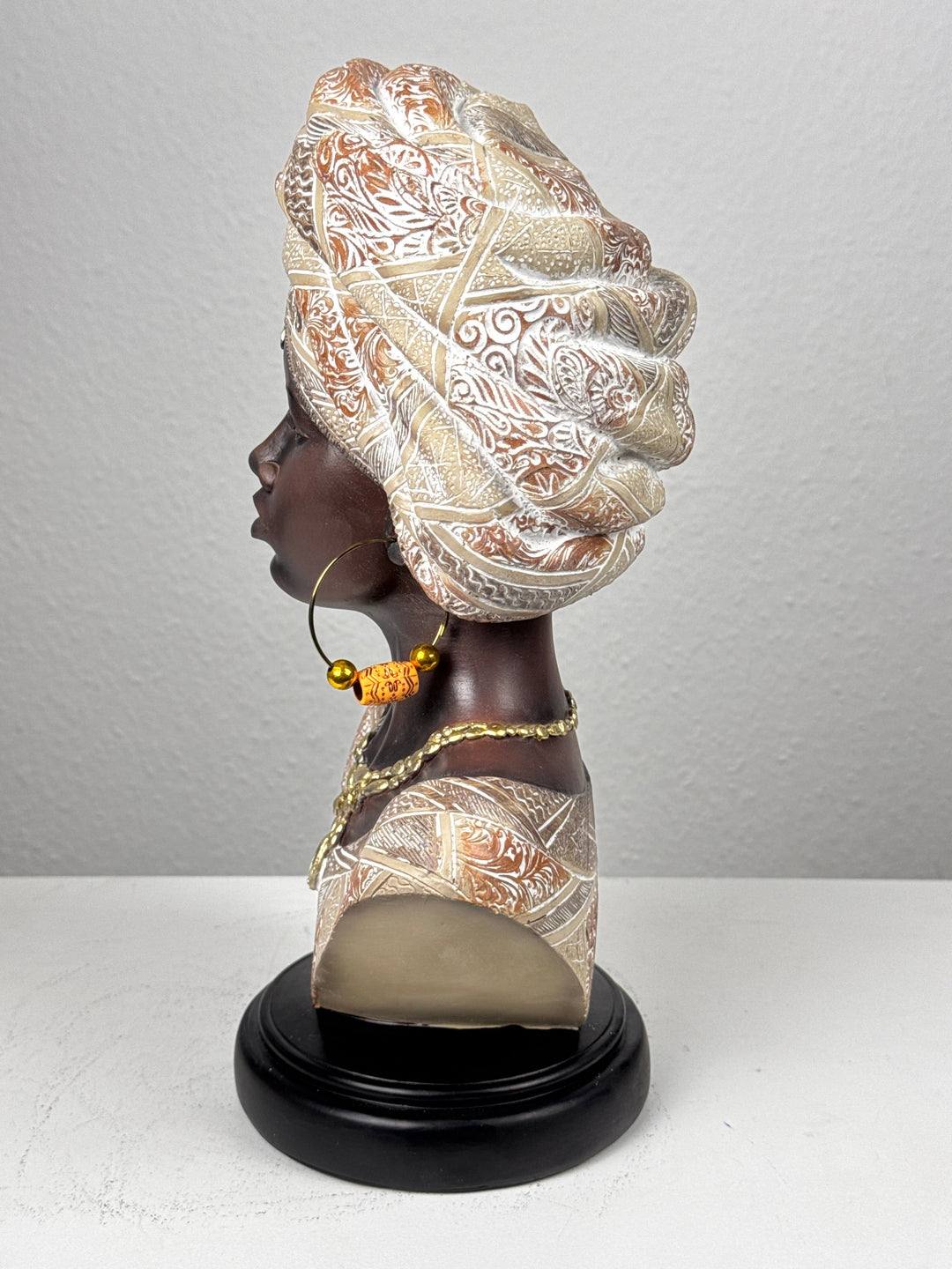 Afrikanische Dame Büste in Weiss und Gold
