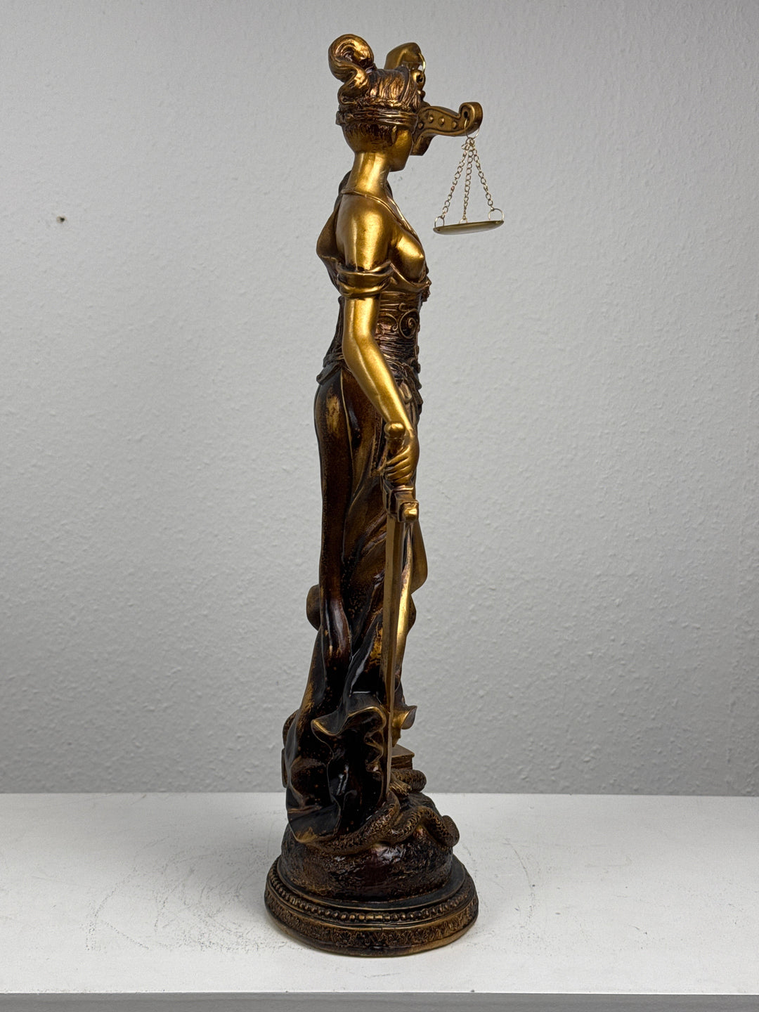 Justitia Skulptur – Symbol für Recht und Gerechtigkeit (Groß, Patinierte Bronzefigur)