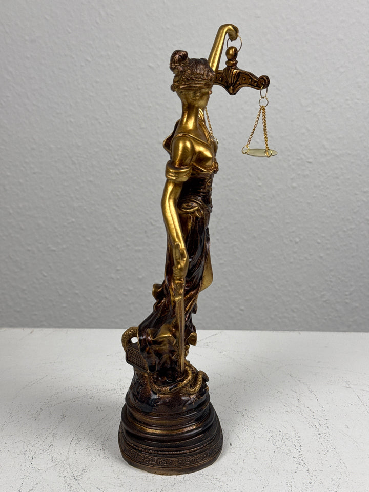 Justitia Skulptur – Symbol für Recht und Gerechtigkeit (Klein, Patinierte Bronzefigur)