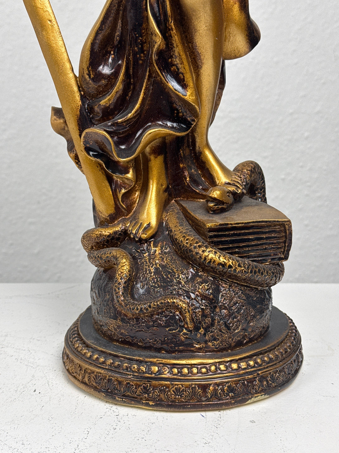 Justitia Skulptur – Symbol für Recht und Gerechtigkeit (Groß, Patinierte Bronzefigur)
