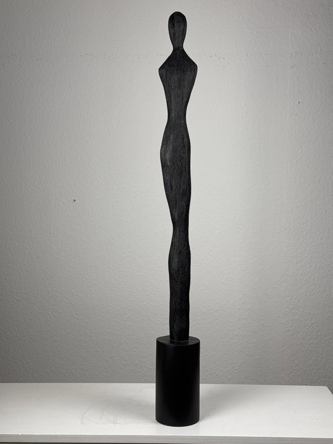 Minimalistische Frauenskulptur in Schwarz – Schlanke Eckstatue
