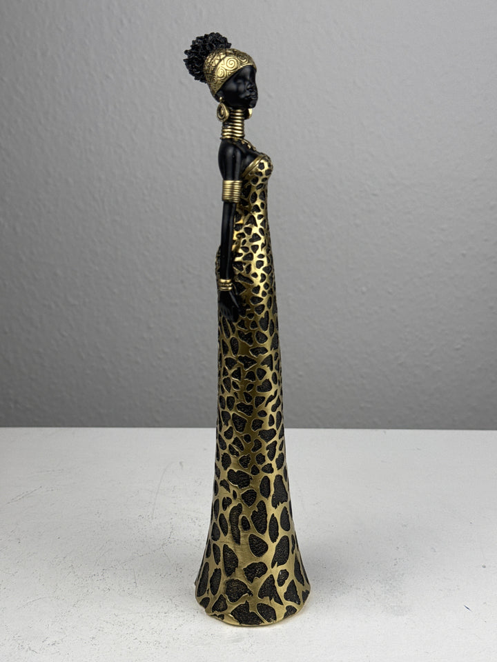 Afrikanische Frau Statue im eleganten Leopardenkleid