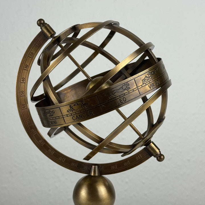 Kleine Armillarsphare aus Messing (Messingskulptur)
