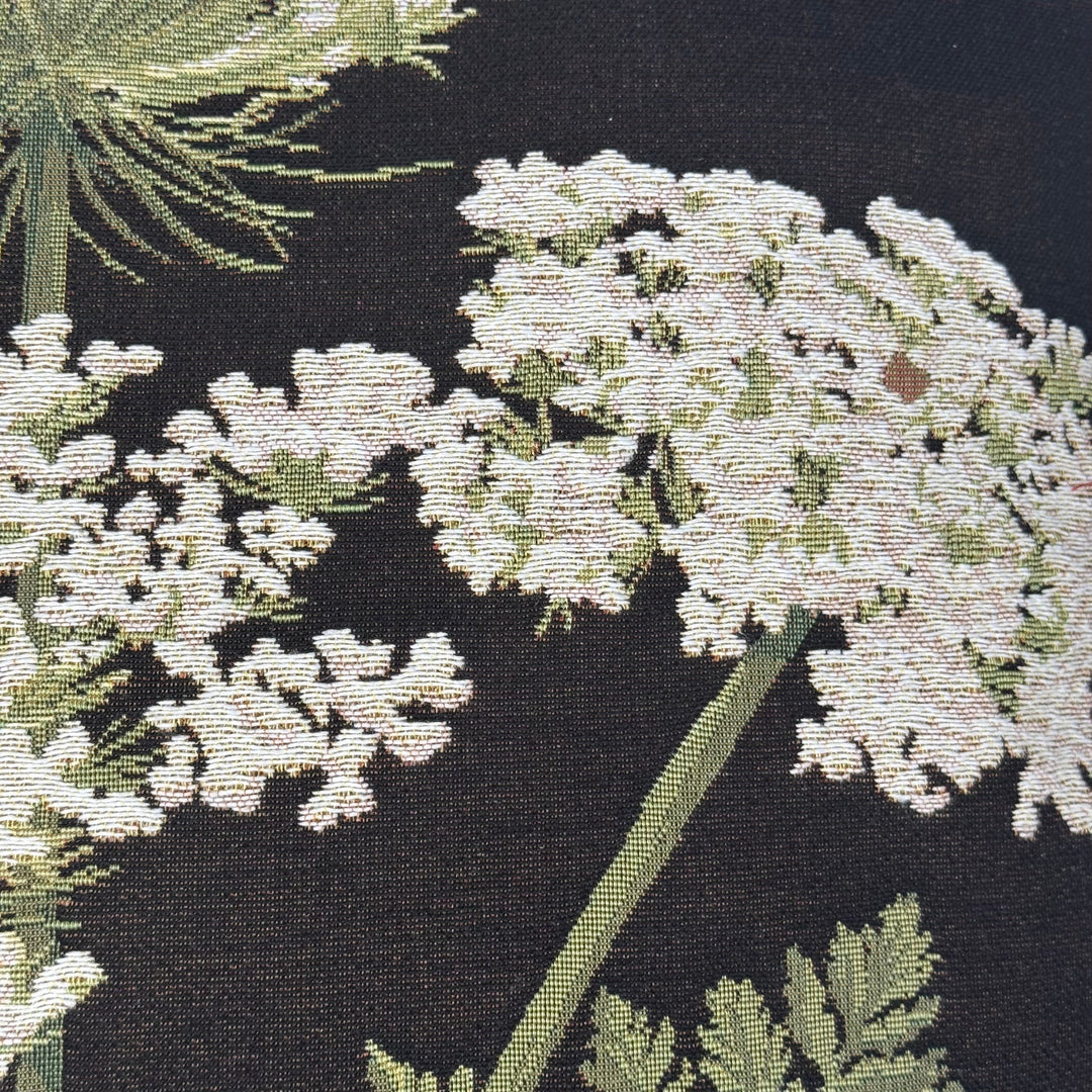 Schwarzer Kissenbezug – Dekorative Doldenblume (Jacquard gewebt)