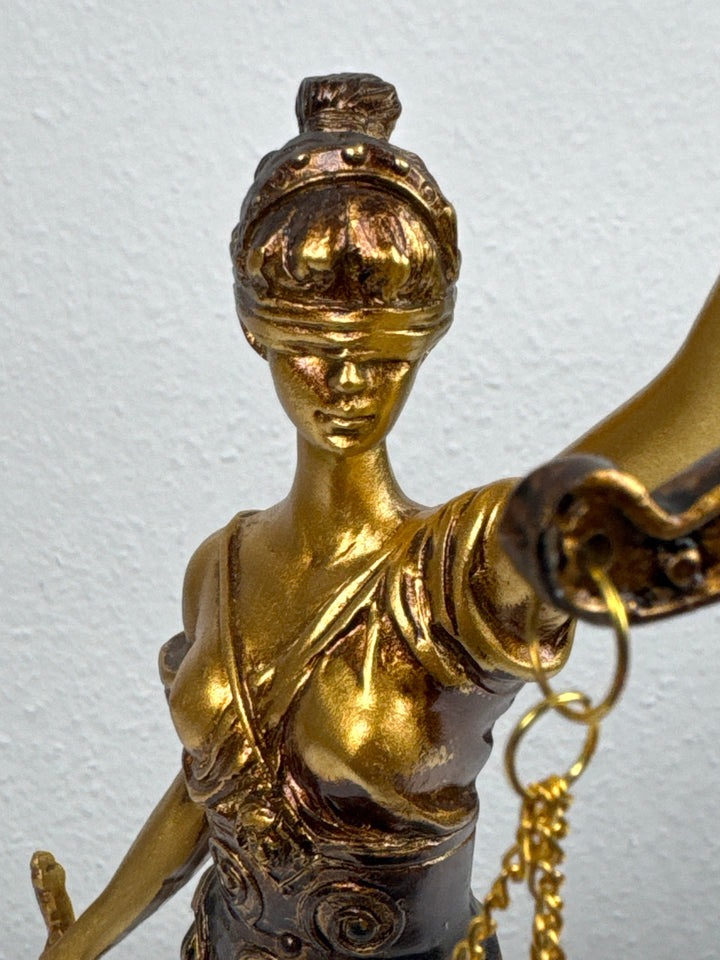 Justitia Skulptur – Symbol für Recht und Gerechtigkeit (Klein, Patinierte Bronzefigur)