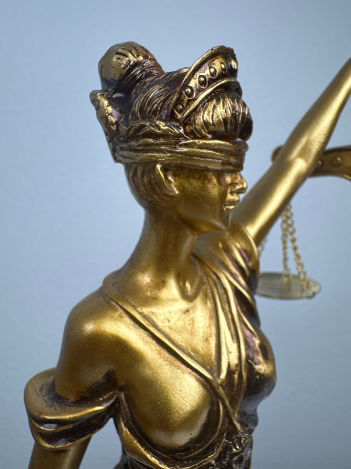 Justitia Skulptur – Symbol für Recht und Gerechtigkeit (Patinierte Bronzefigur)