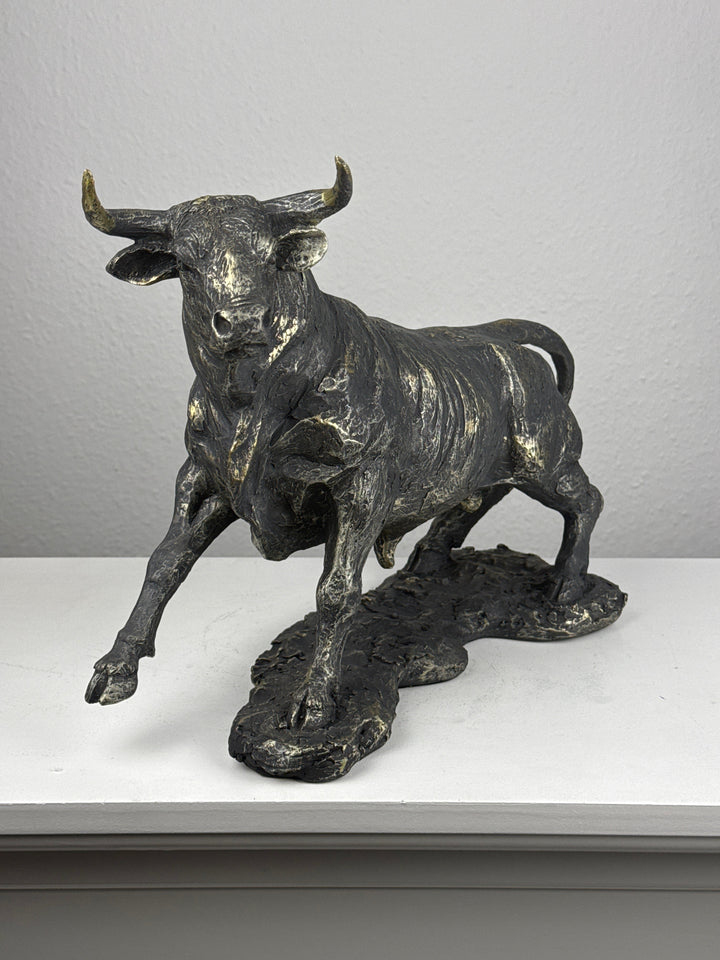 Stier Statue im kraftvollen Angriff (Messing Schwarzfinish)