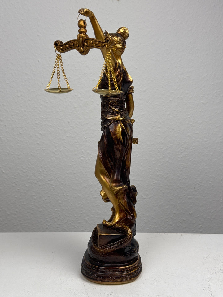 Justitia Skulptur – Symbol für Recht und Gerechtigkeit (Patinierte Bronzefigur)