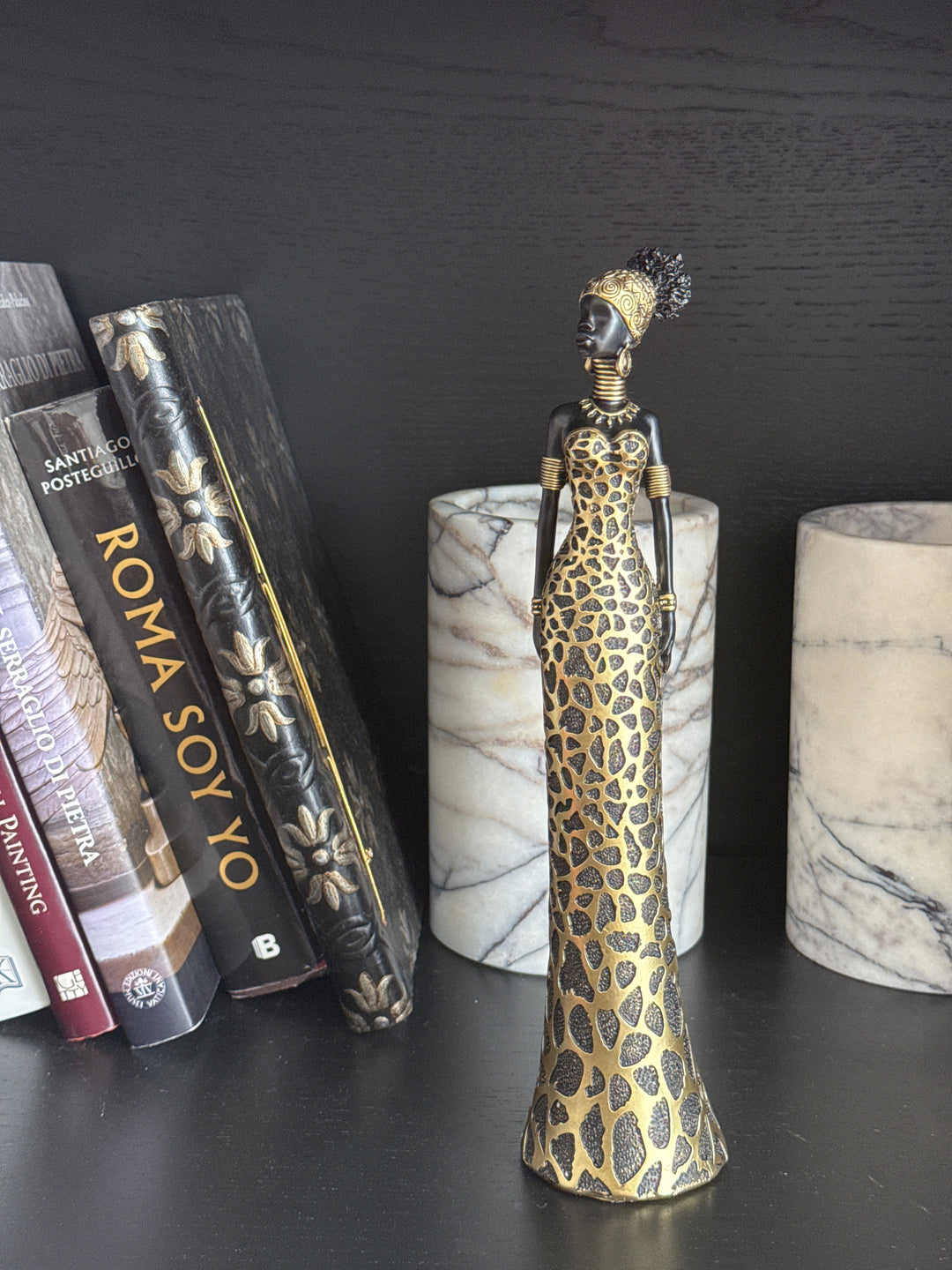 Afrikanische Frau Statue im eleganten Leopardenkleid