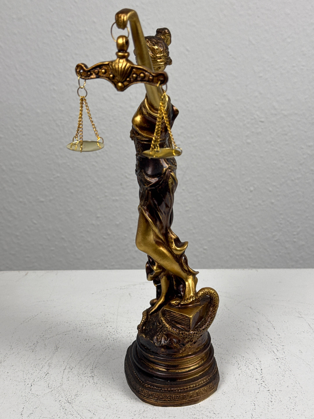 Justitia Skulptur – Symbol für Recht und Gerechtigkeit (Klein, Patinierte Bronzefigur)