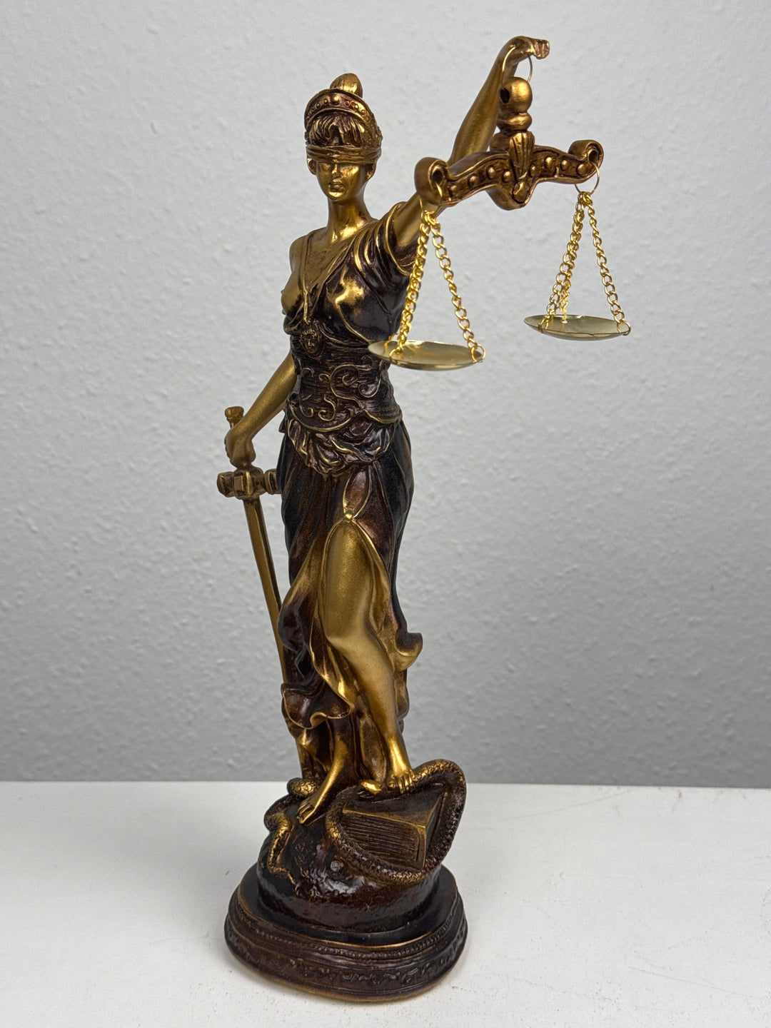 Justitia Skulptur – Symbol für Recht und Gerechtigkeit (Patinierte Bronzefigur)