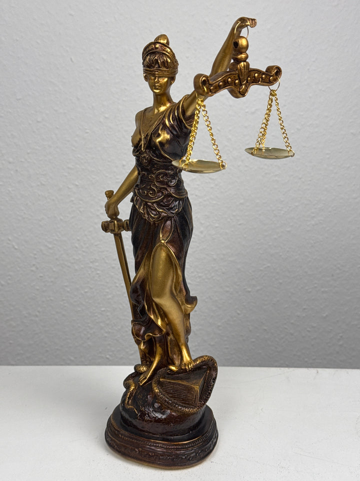 Justitia Skulptur – Symbol für Recht und Gerechtigkeit (Patinierte Bronzefigur)