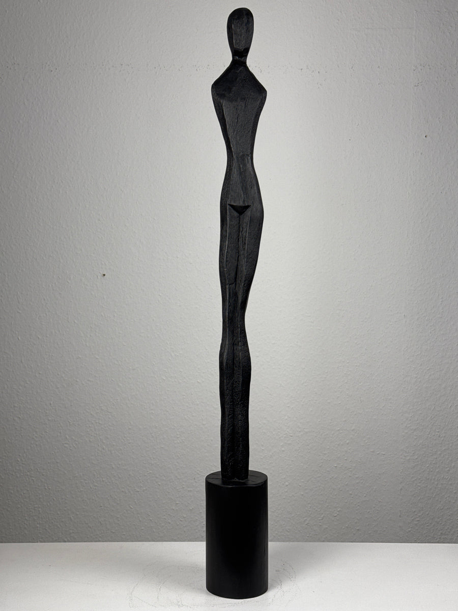Minimalistische Frauenskulptur in Schwarz – Schlanke Eckstatue