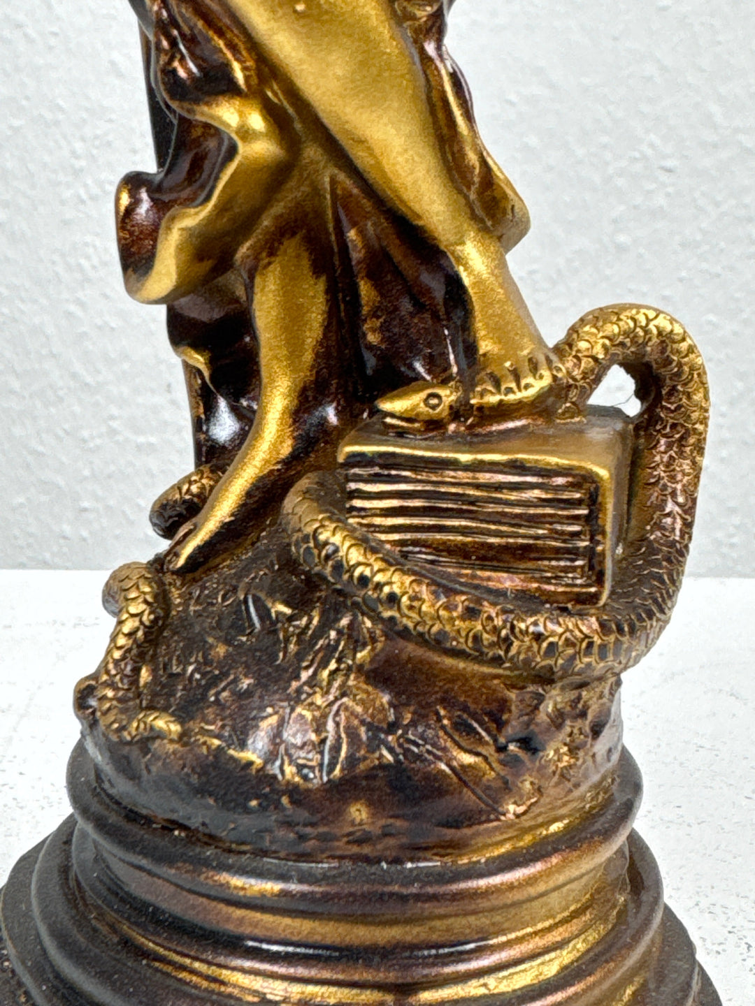 Justitia Skulptur – Symbol für Recht und Gerechtigkeit (Klein, Patinierte Bronzefigur)