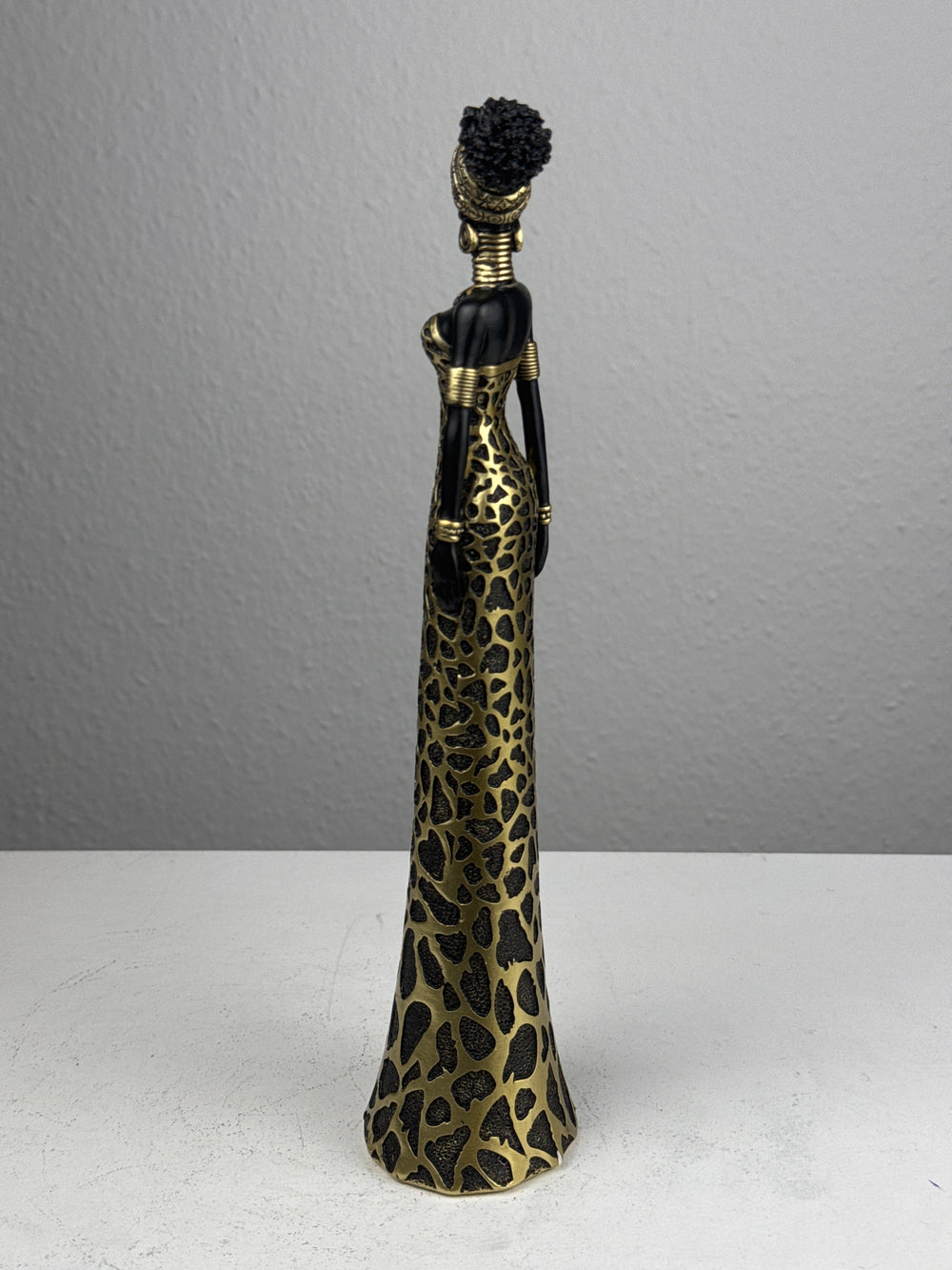 Afrikanische Frau Statue im eleganten Leopardenkleid