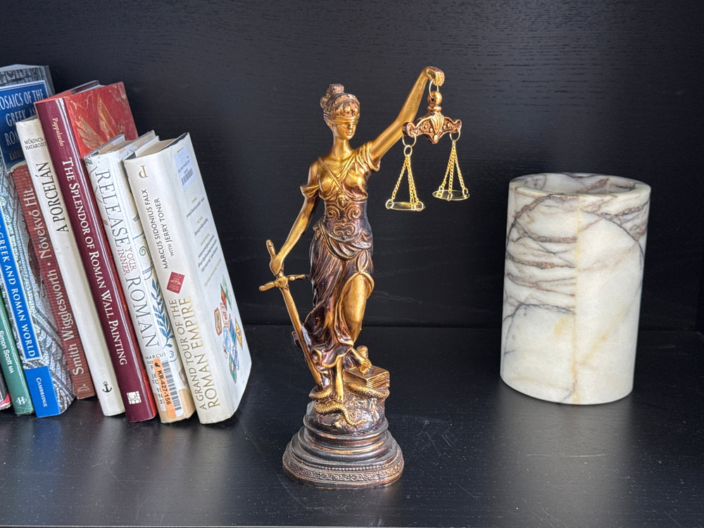 Justitia Skulptur – Symbol für Recht und Gerechtigkeit (Klein, Patinierte Bronzefigur)