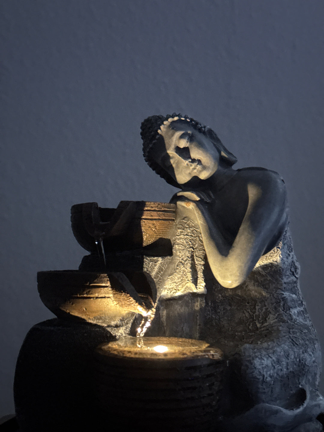 Buddha Innenbrunnen – Zen Ruhe mit Licht und Wasserfluss