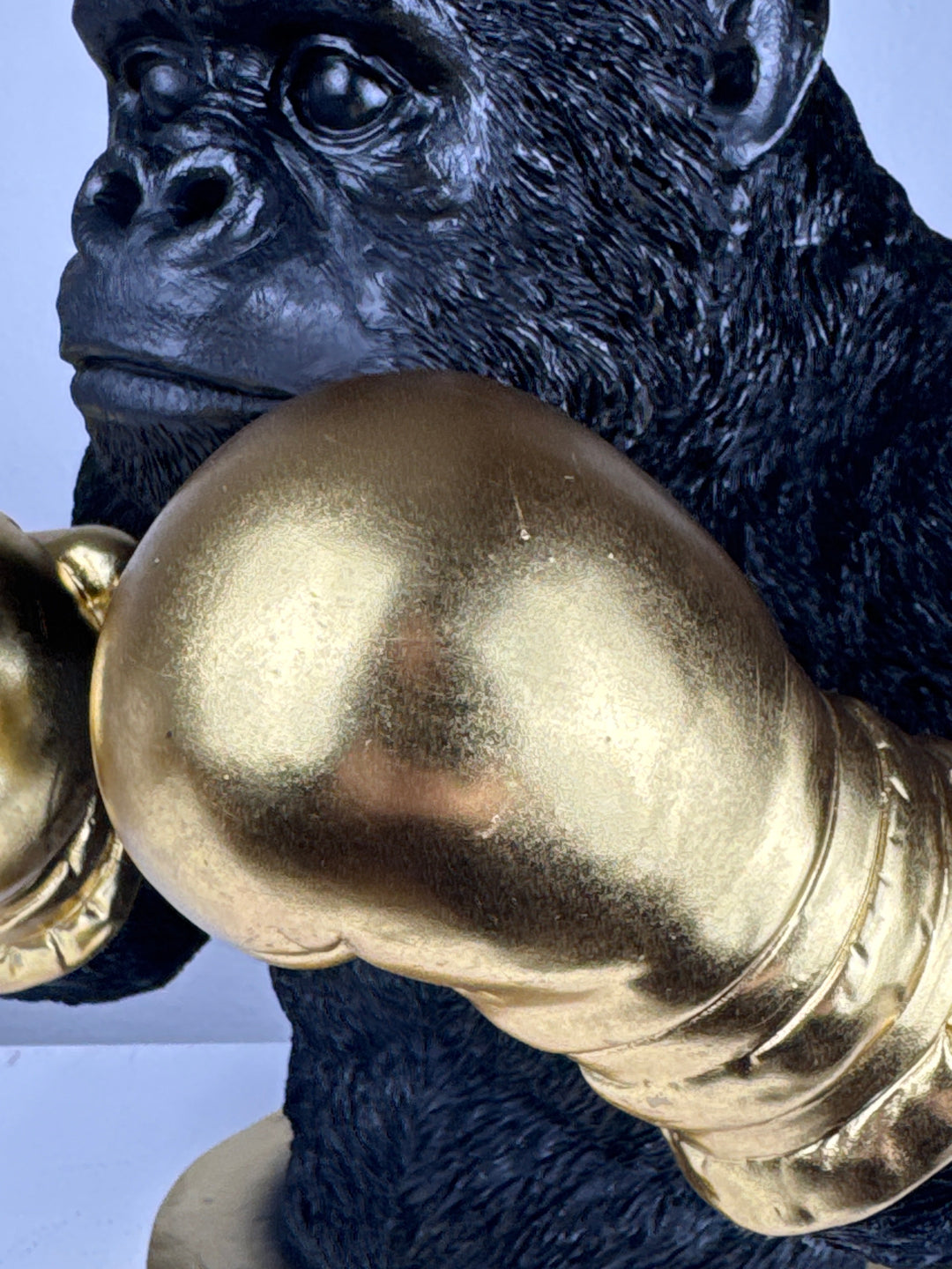 Boxender Gorilla Statue (Schwarz & Gold Pop Art Skulptur)