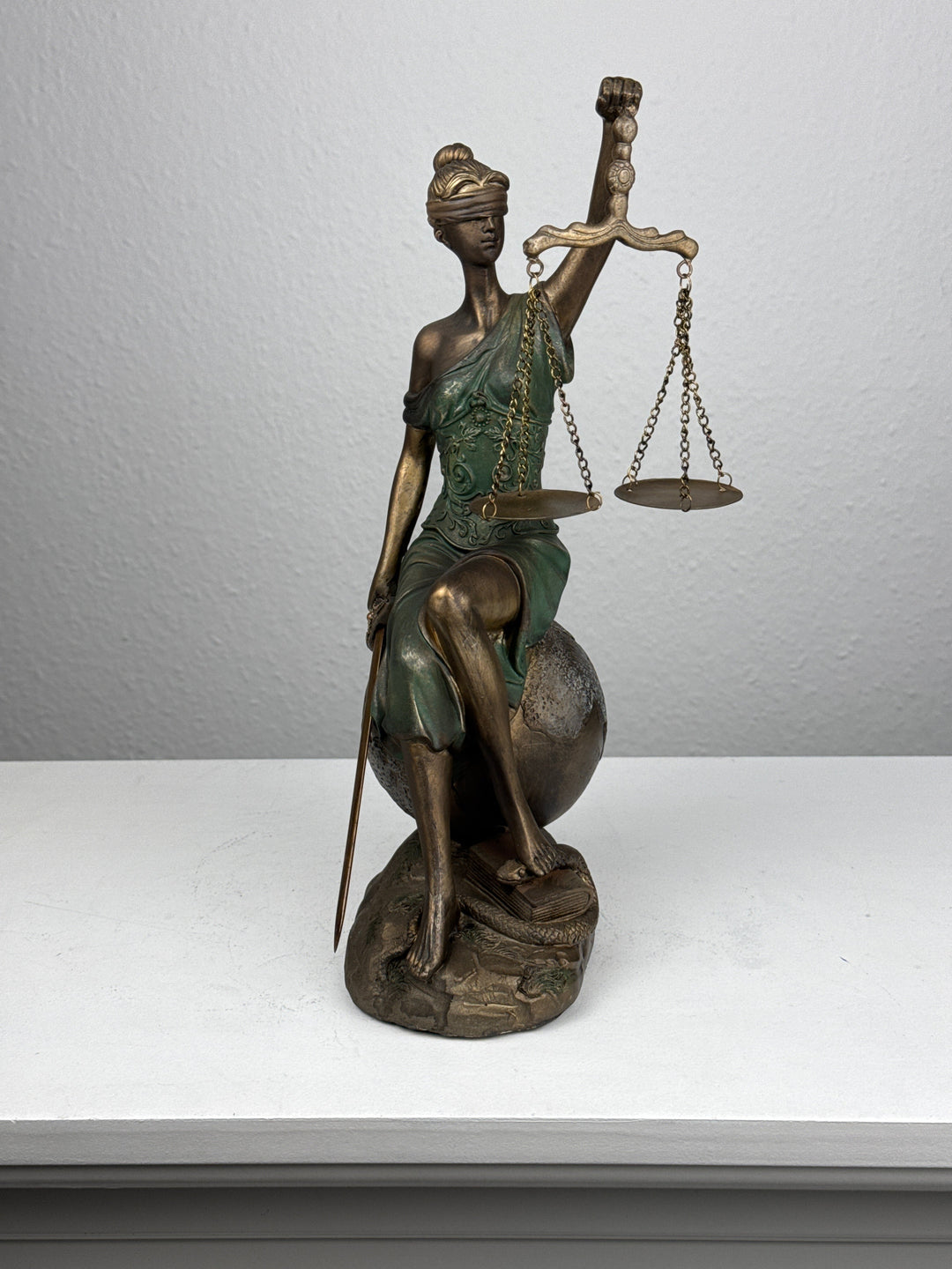 Justitia Statue – Symbol für Recht und Gerechtigkeit (Bronzefinish)