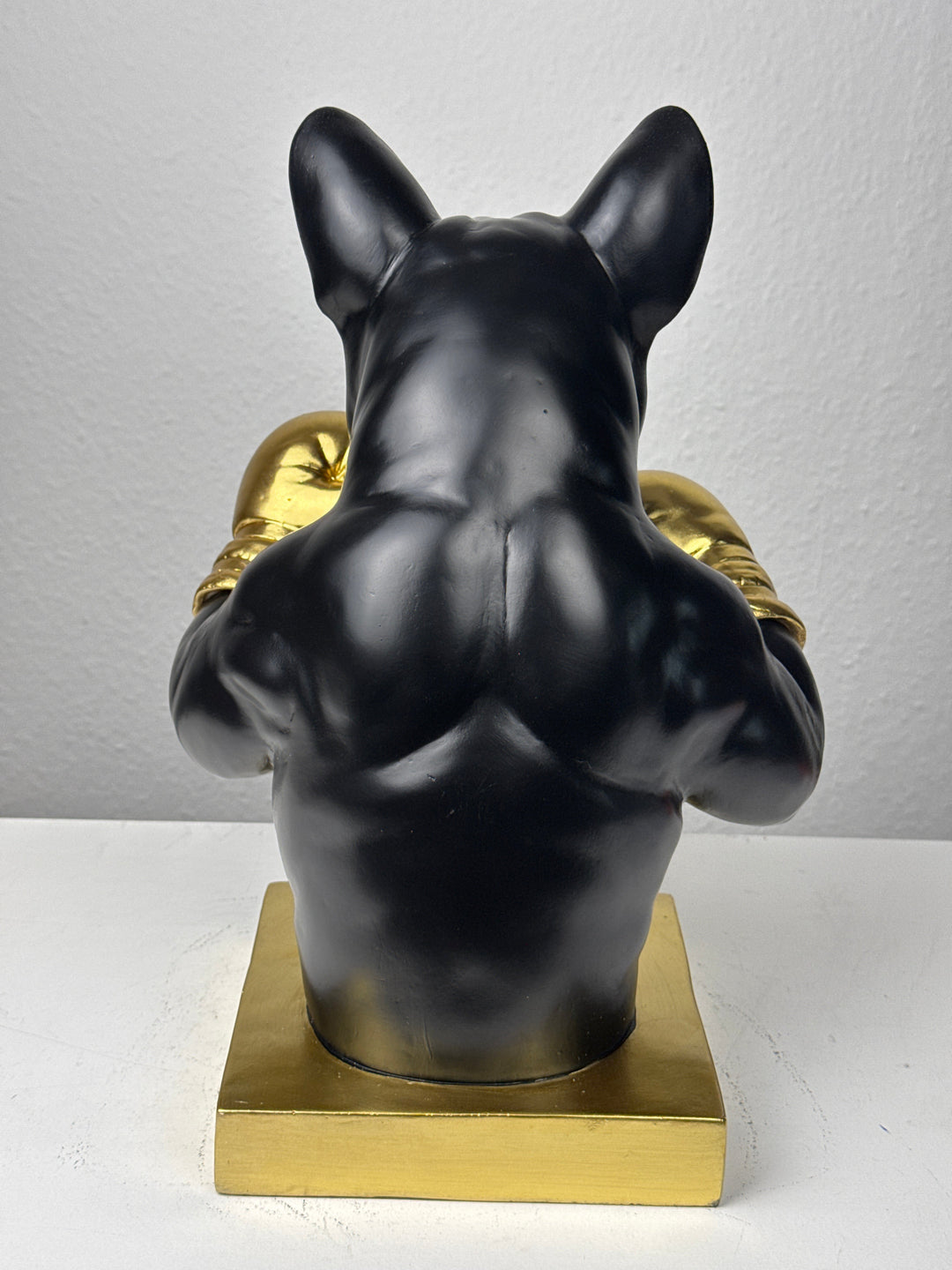 Boxender Bulldogge Statue (Schwarz & Gold Pop Art Skulptur)