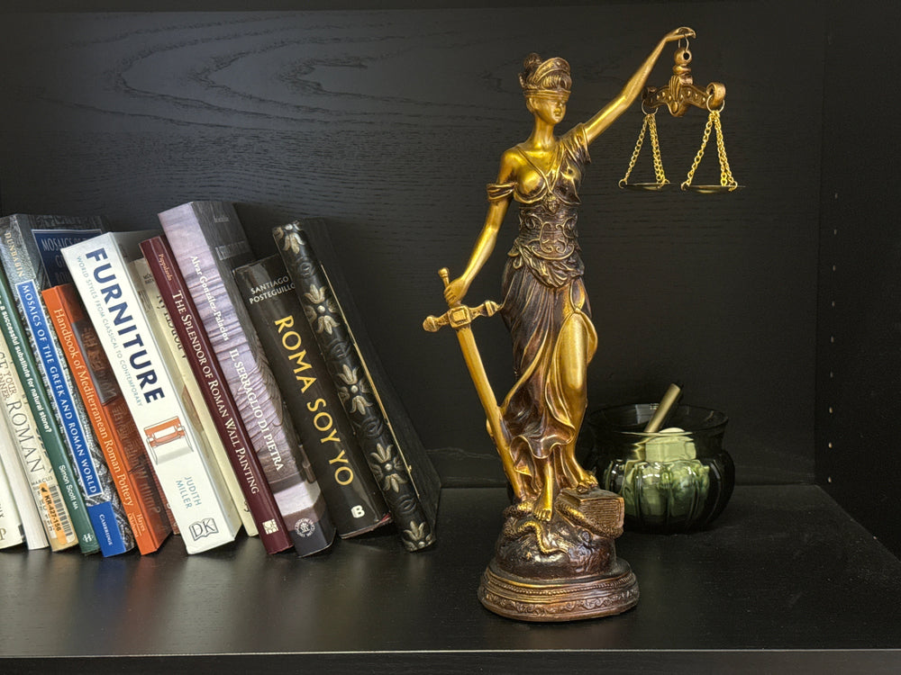 Justitia Skulptur – Symbol für Recht und Gerechtigkeit (Patinierte Bronzefigur)
