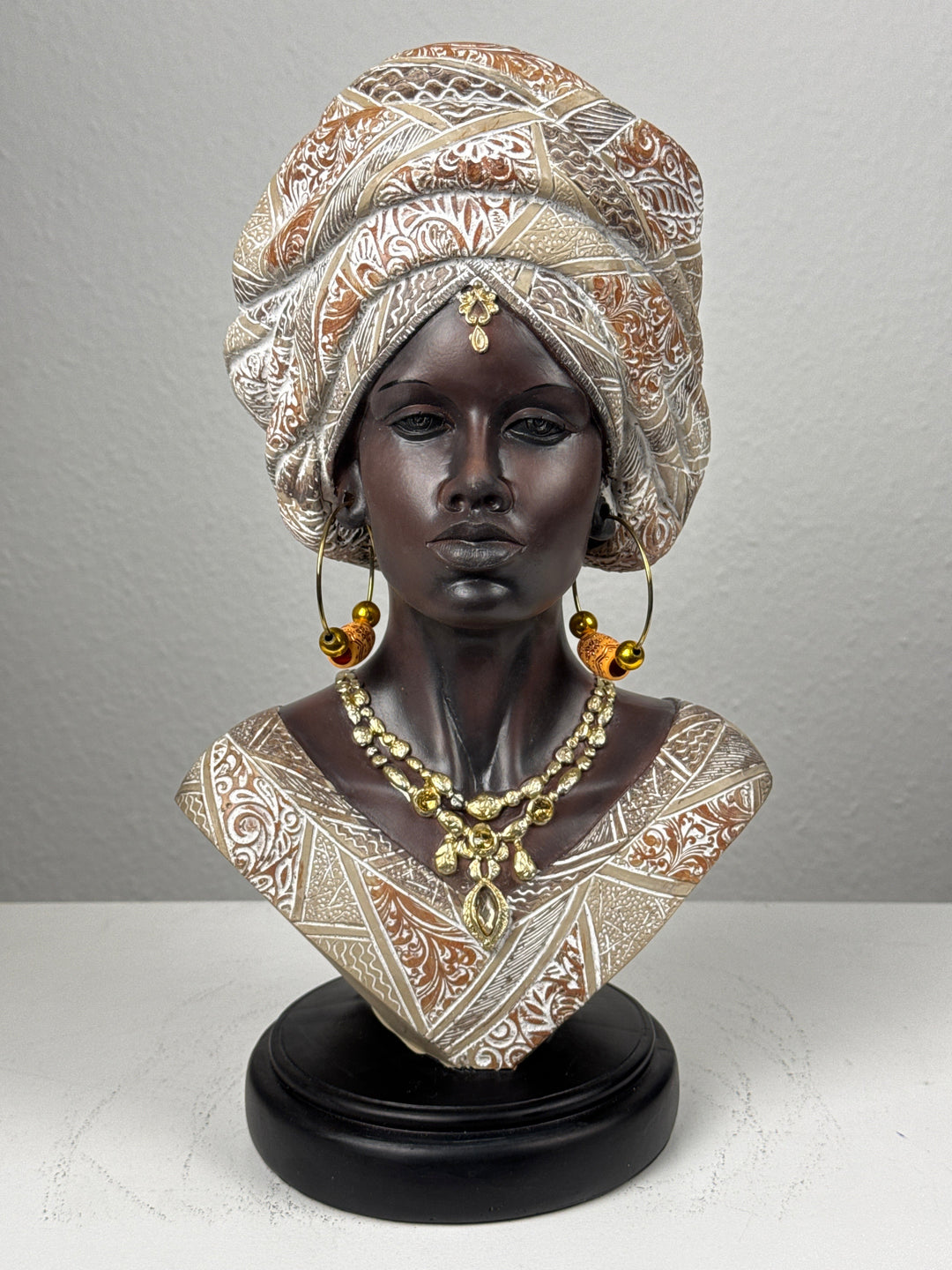 Afrikanische Dame Büste in Weiss und Gold