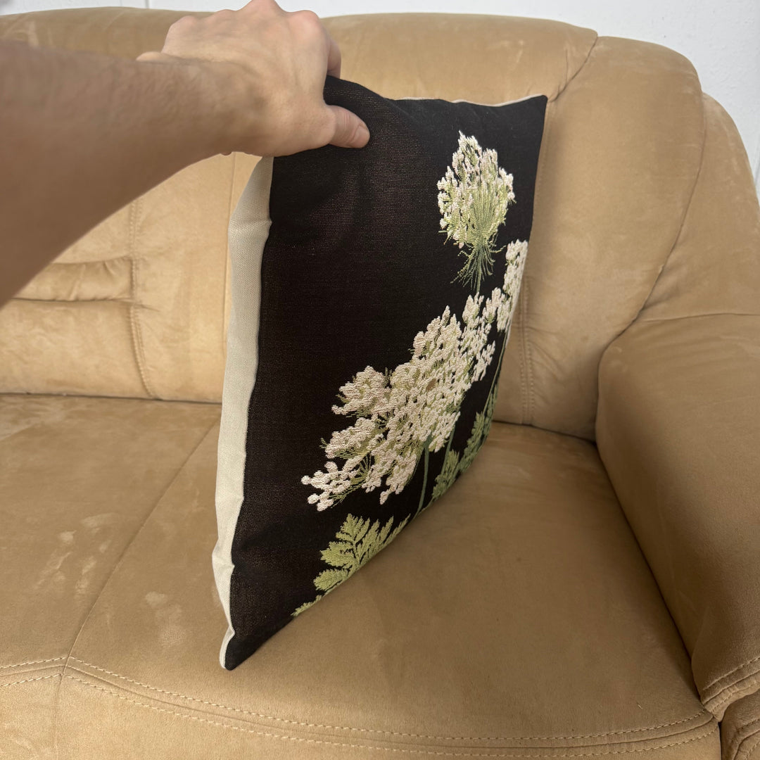 Schwarzer Kissenbezug – Dekorative Doldenblume (Jacquard gewebt)