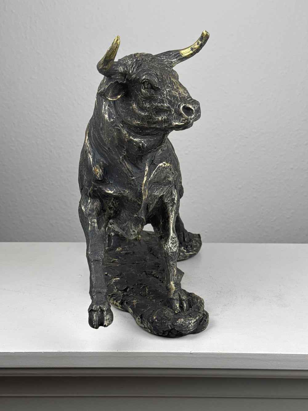 Stier Statue im kraftvollen Angriff (Messing Schwarzfinish)