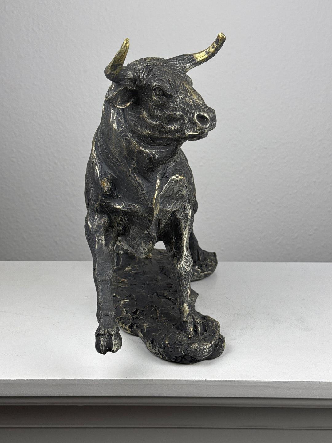 Stier Statue im kraftvollen Angriff (Messing Schwarzfinish)