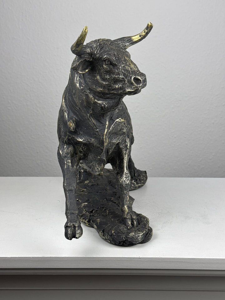 Stier Statue im kraftvollen Angriff (Messing Schwarzfinish)