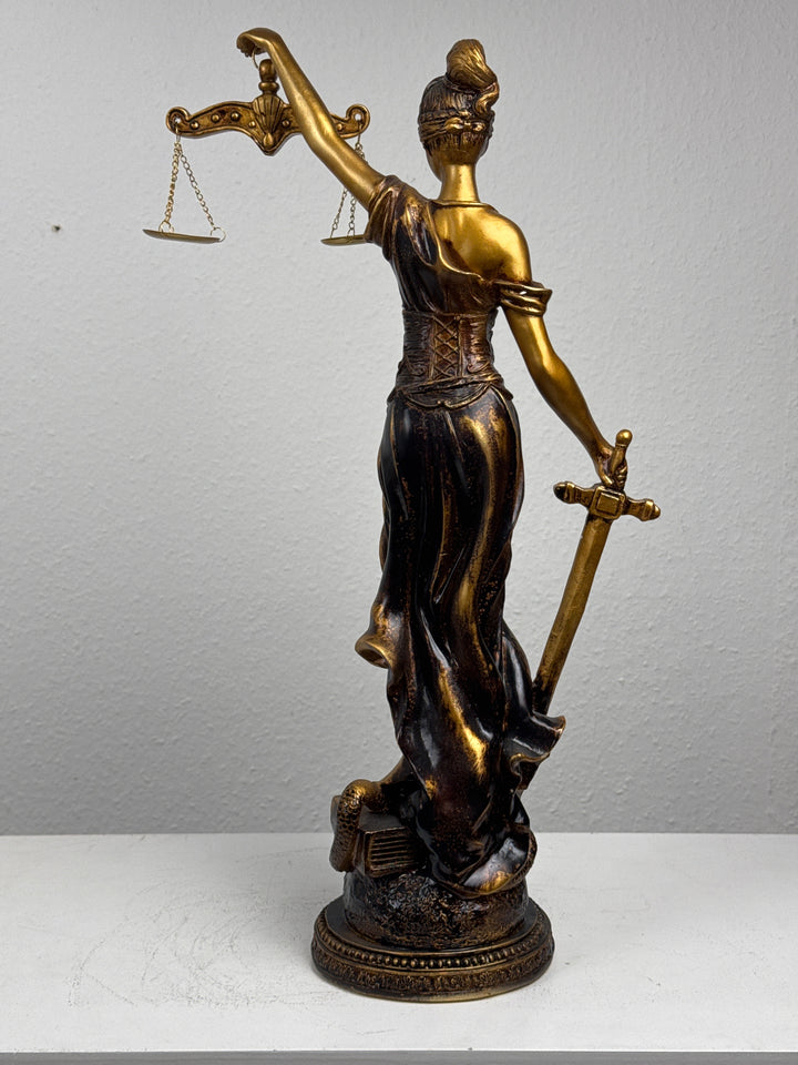 Justitia Skulptur – Symbol für Recht und Gerechtigkeit (Groß, Patinierte Bronzefigur)