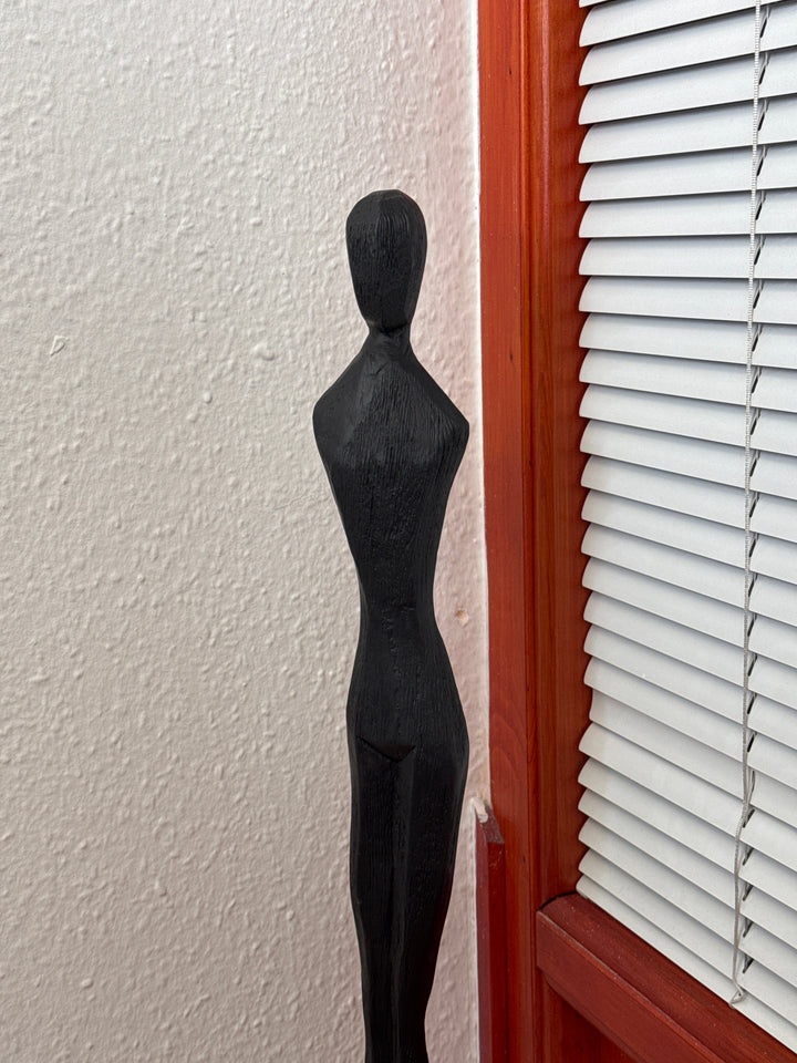 Minimalistische Frauenskulptur in Schwarz – Schlanke Eckstatue