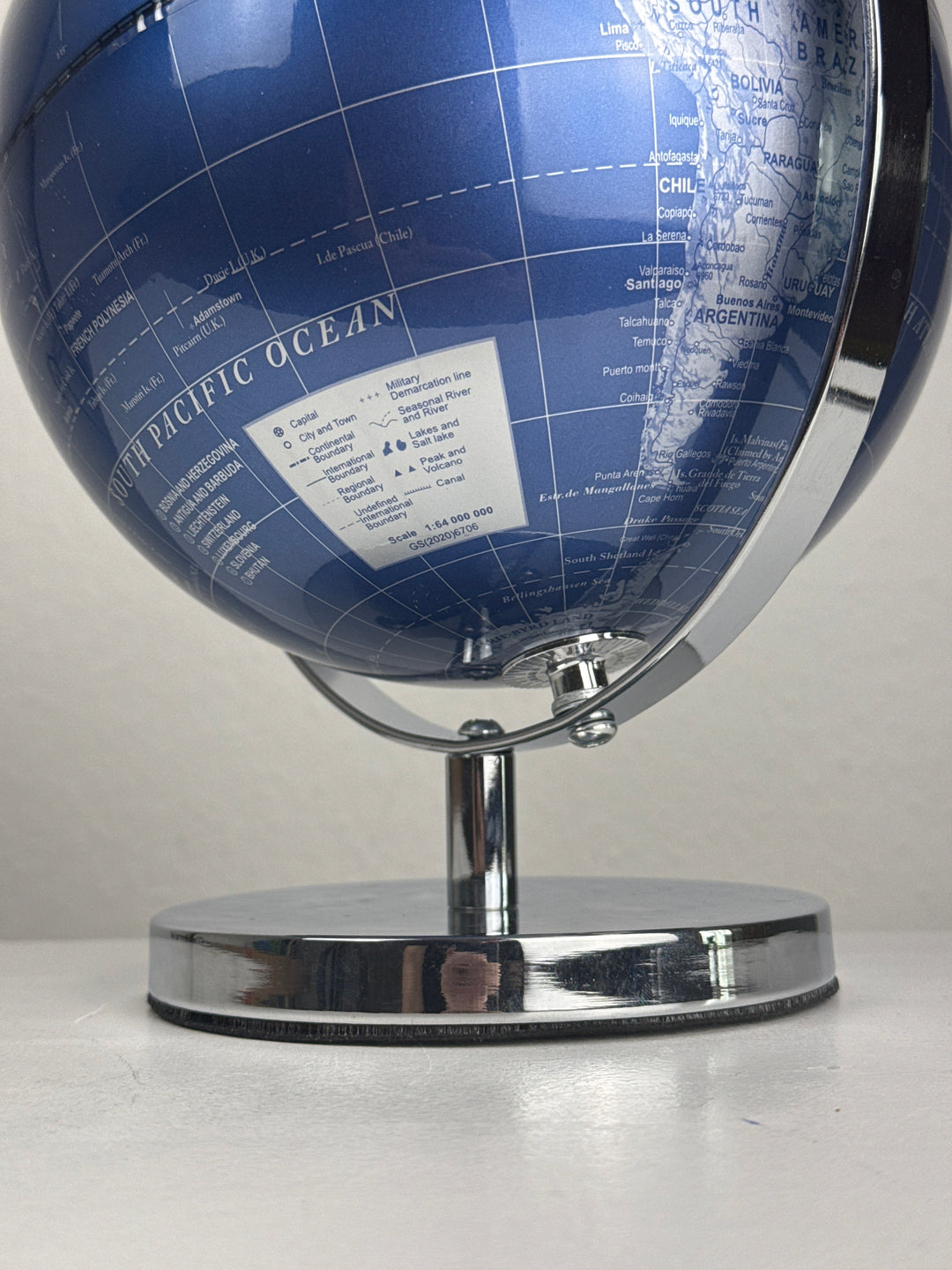 Weltglobus Silber und Blau